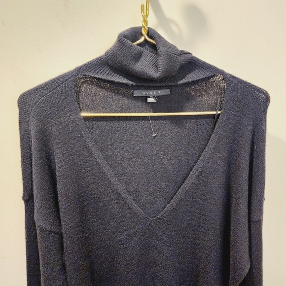 CYRUS Black VNeck Turf Long Sleeves Sweater size M - Picture 10 of 10